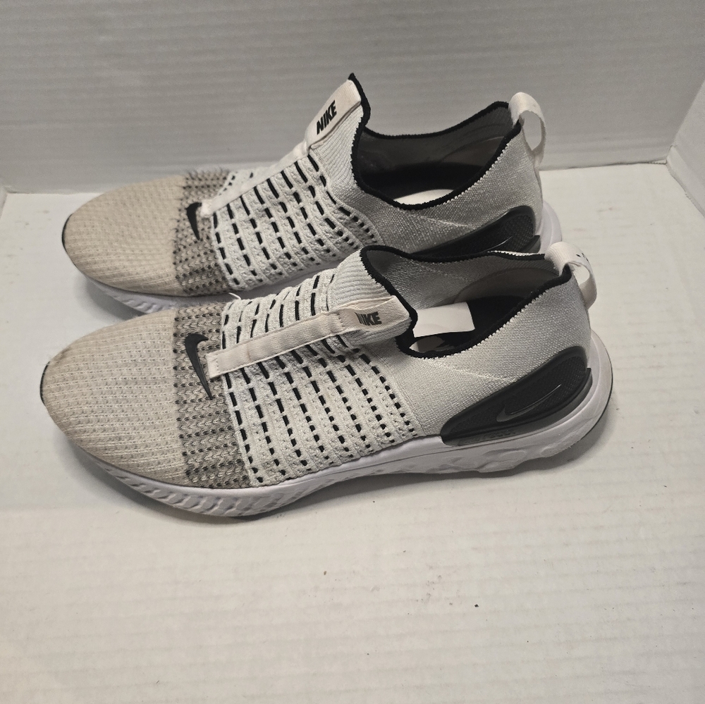 Men running shoes. Nike React Running Shoes - Picture 3 of 6
